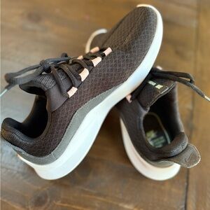 Nike Tennis Shoes Womens 8.5, minimal use, great condition.